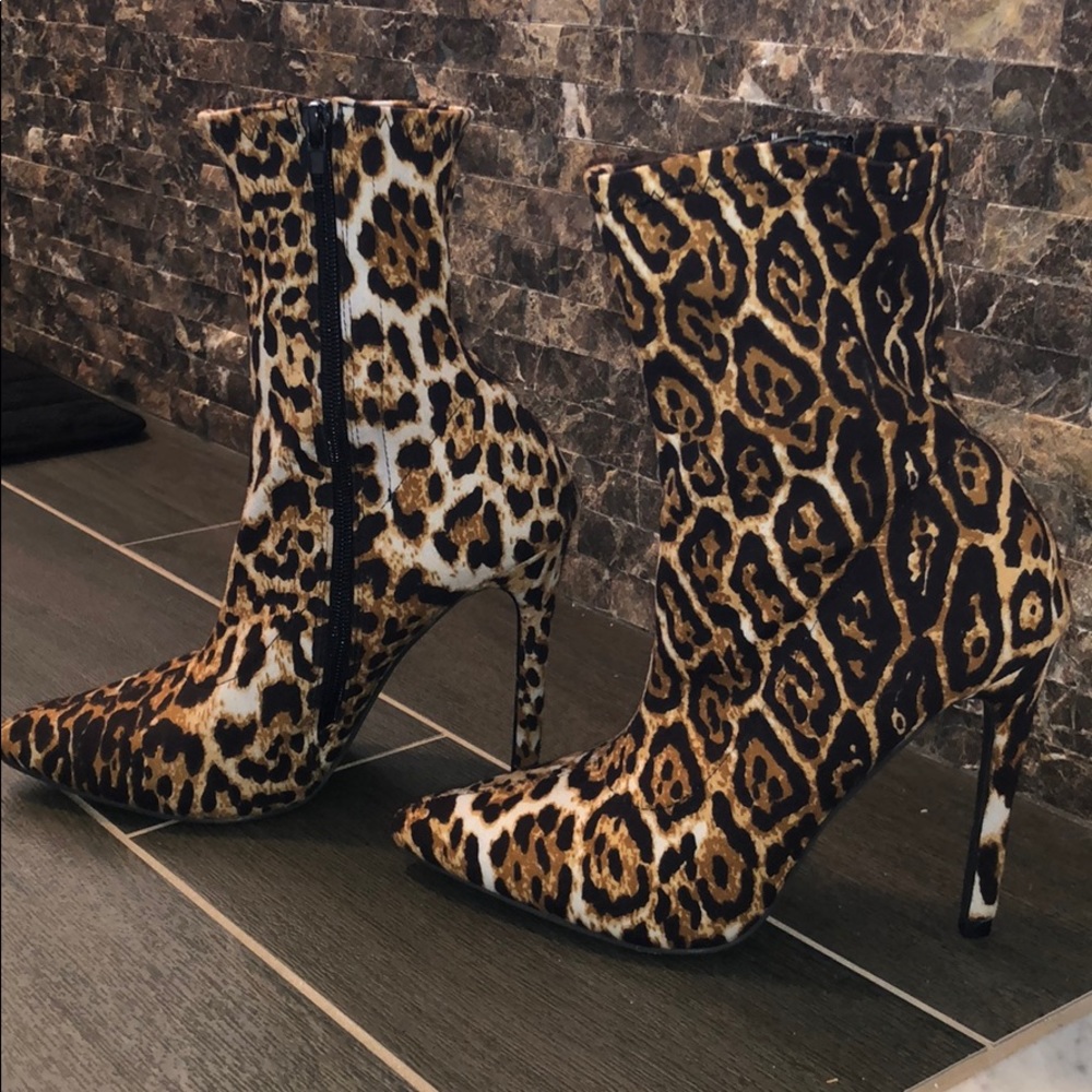 Leopard Slightly above heeled ankle booties